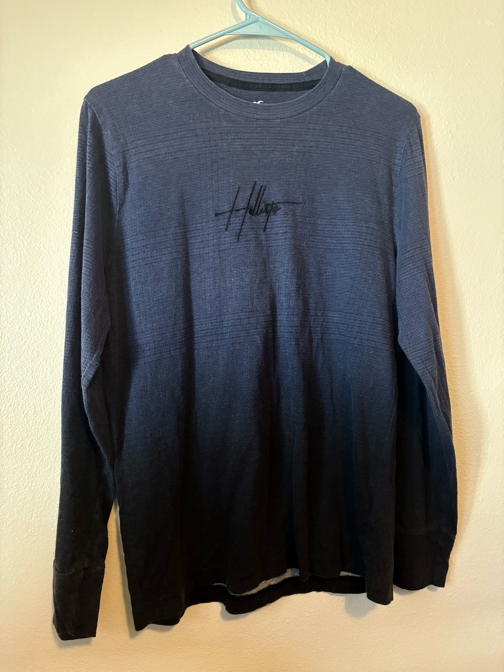 Hollister Men's Long-Sleeve Crew Sweater in Navy Blue
